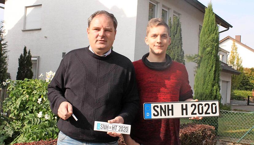 Sie lassen sich einiges einfallen, um f&uuml;r SNH zu werben: Jens-Jochen Roth (links) und Rafael Landwehr. Foto: Peter Boxheimer