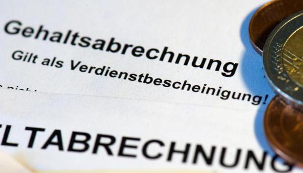 Gute Nachricht für alle, die in die gesetzliche Rentenversicherung einzahlen. Der Rentenbeitragssatz könnte bald gesenkt werden. Foto: Arno Burgi