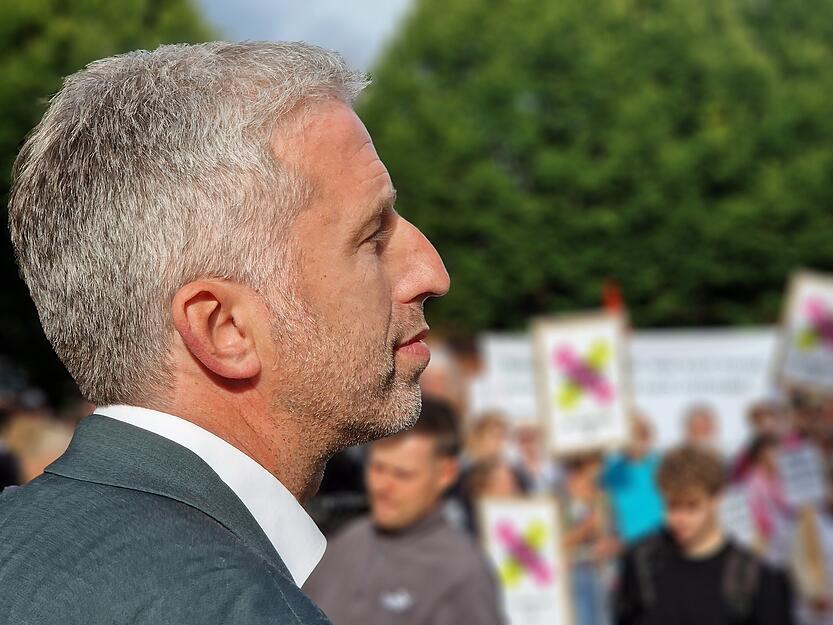 Eine Demonstration findet vor der Halle statt, in der Tübingens OB Boris Palmer heute Abend auf AfD-Landeschef Markus Frohnmaier trifft.