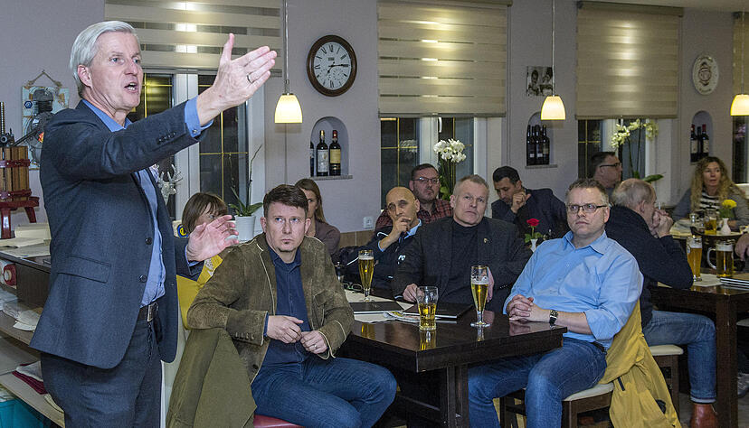 Uwe Ralf Heer moderierte die Debatte im Restaurant Da Toni in der Bahnhofsvorstadt. Foto: Mario Berger