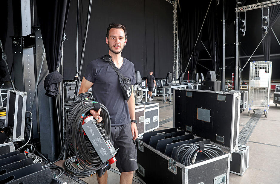 Um die Technik kümmern sich seit Mittwoch 20 bis 25 Leute. Um die Technik kümmern sich seit Mittwoch 20 bis 25 Leute.