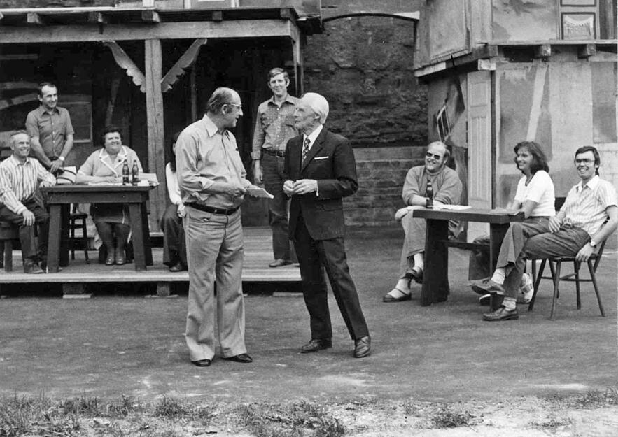 Während der Proben zu "Kleider machen Leute" 1976 unterhalten sich Hauptdarsteller Georg Hahn und Bühnenautor Paul Wanner im Schlossgraben der Freilichtspiele Neuenstadt.