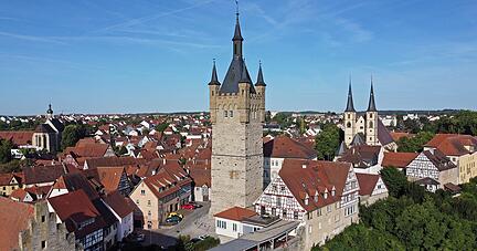 Der Blaue Turm in Bad Wimpfen nach der Renovierung und kurz vor der Eröffnung im Juli 2022.