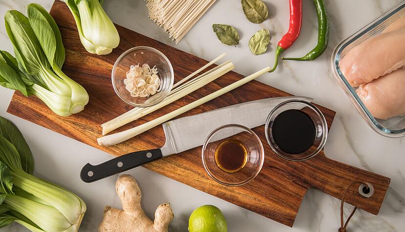 In der asiatischen K&uuml;che werden oft S&auml;ure, Sch&auml;rfe und S&uuml;&szlig;e miteinander kombiniert. Typische Zutaten f&uuml;r eine So&szlig;e sind etwa Chili, Zitronengras, Ingwer, Koriander, Currypaste, Fischso&szlig;e oder Limonensaft.