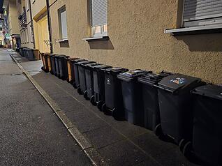 "M&uuml;lltonnen-Parade" in Heilbronn: Das neue Entsorgungssystem in Heilbronn bringt moderne Abfallbeh&auml;lter &ndash; alte Tonnen warten noch auf die Abholung.