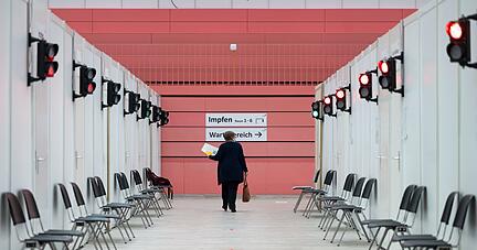 In den Impfzentren gab es in Zeiten der Priorisierung immer wieder Betrugsversuche. Es kam häufiger sogar zu Beleidigungen und Bedrohungen, erklärt Baden-Württembergs Sozialminister Manne Lucha (Grüne). Foto: dpa