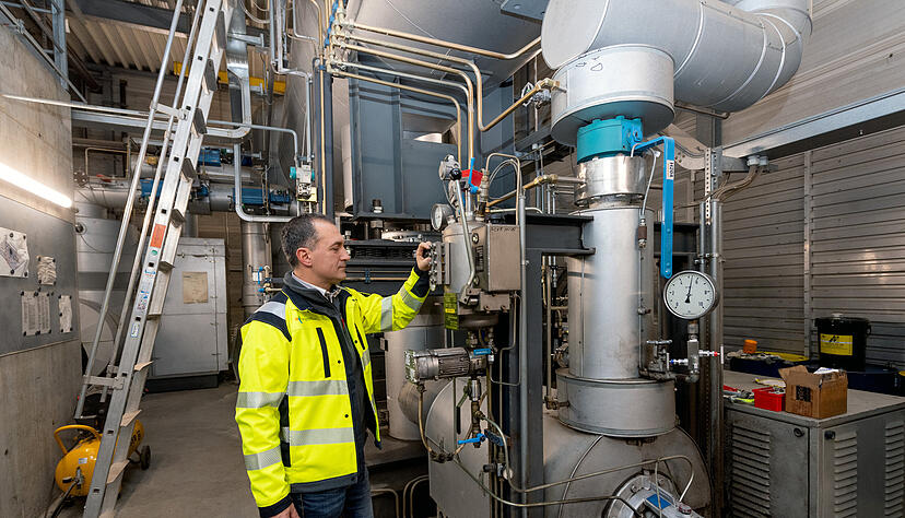 In die Heizzentrale des Biomasse-Kraftwerks wird kr&auml;ftig investiert. Neben einem neuen Thermo&ouml;lerhitzer soll das W&auml;rmenetz deutlich ausgeweitet werden. Hier im Bild zeigt Eugen Maier die zum Teil schon 20 Jahre alte Technik.
Foto: Mario Berger