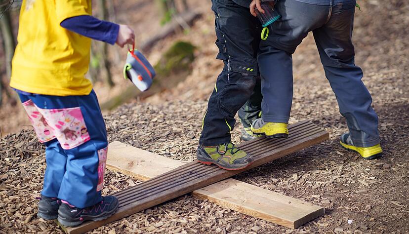 Im gemeinsamen Spiel mit anderen lernen Kinder, Regeln einzuhalten, Kompromisse auszuhandeln und Konflikte zu l&ouml;sen.