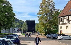 Idyllisch ist die Anfahrt zum Hochschulgelände Künzelsau. Auf der baumgesäumten Straße geht es am Kocher entlang Richtung Morsbach. Auch auf dem Gelände geht es entspannt zu. Die Studenten sind froh, wieder vor Ort zu sein. Idyllisch ist die Anfahrt zum Hochschulgelände Künzelsau. Auf der baumgesäumten Straße geht es am Kocher entlang Richtung Morsbach. Auch auf dem Gelände geht es entspannt zu. Die Studenten sind froh, wieder vor Ort zu sein.