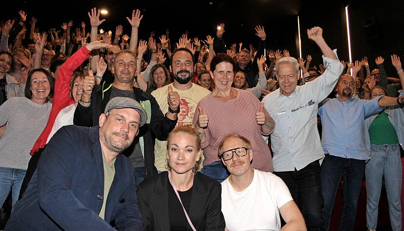 260 Eberhofer-Fans in zwei Sälen an einem Nachmittag: Sebastian Bezzel (l.), Lisa Maria Potthoff und Simon Schwarz auf Promotour im Arthaus Heilbronn. 260 Eberhofer-Fans in zwei Sälen an einem Nachmittag: Sebastian Bezzel (l.), Lisa Maria Potthoff und Simon Schwarz auf Promotour im Arthaus Heilbronn.