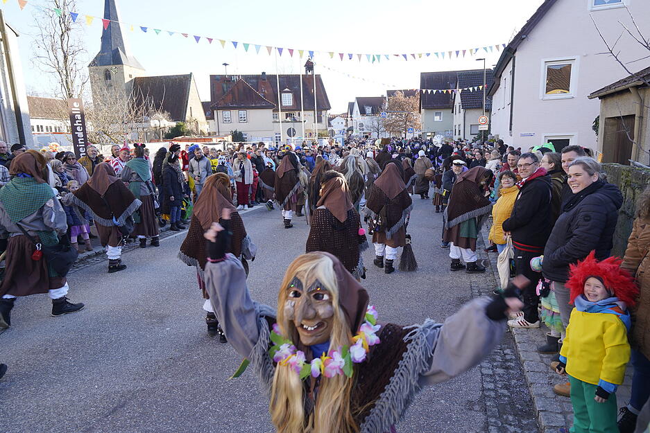 Faschingsumzug durch Ellhofen: Besucher feiern mit den Sulmtalnarren
