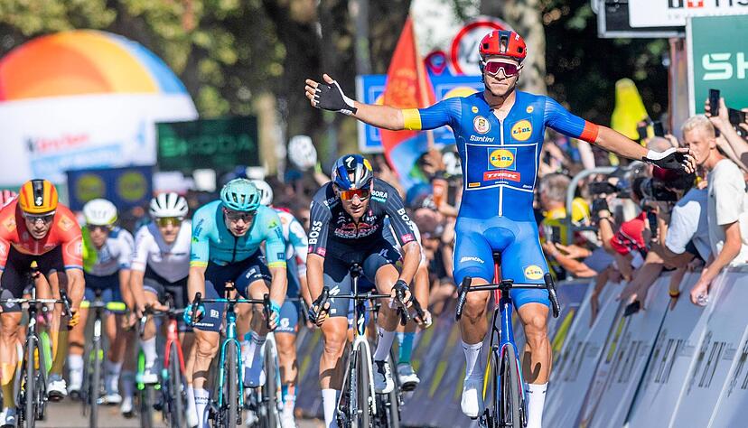 Jonathan Milan hat jubelnd die Arme ausgebreitet. Die geschlagene Konkurrenz liegt nach dem Zielsprint in Heilbronn deutlich hinter dem Italiener. Jonathan Milan hat jubelnd die Arme ausgebreitet. Die geschlagene Konkurrenz liegt nach dem Zielsprint in Heilbronn deutlich hinter dem Italiener.