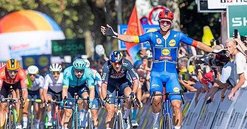 Jonathan Milan hat jubelnd die Arme ausgebreitet. Die geschlagene Konkurrenz liegt nach dem Zielsprint in Heilbronn deutlich hinter dem Italiener.