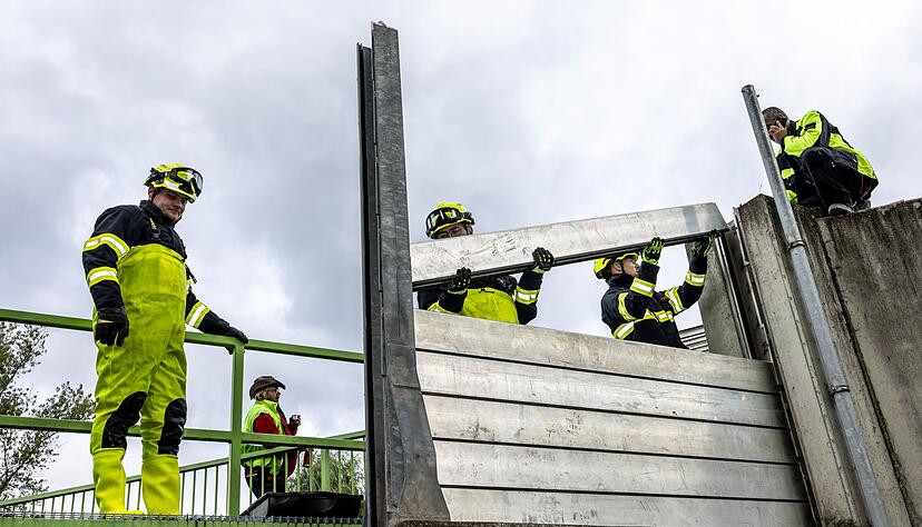 Einsatzkr&auml;fte ziehen Hochwasserschutzw&auml;nde an der Elbe hoch.