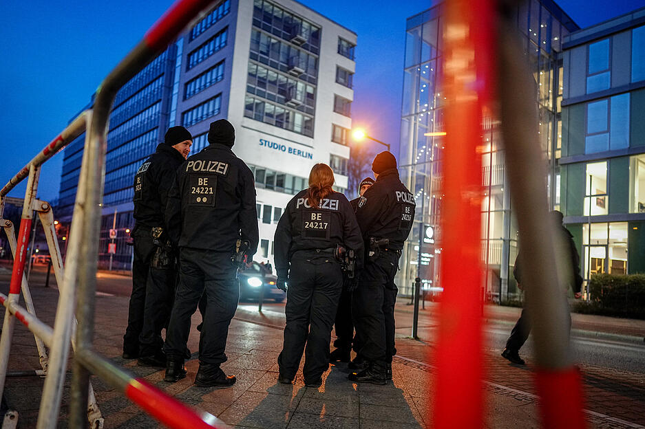 Polizeibeamte sichern das TV-Duell von ARD und ZDF vor dem Studio Berlin. Polizeibeamte sichern das TV-Duell von ARD und ZDF vor dem Studio Berlin.