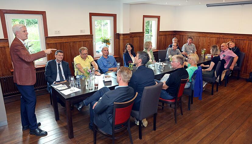 Chefredakteur Uwe Ralf Heer (links) diskutiert mit Bürgermeistern.
Foto: Ralf Seidel