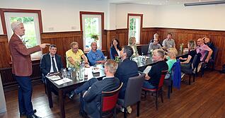 Chefredakteur Uwe Ralf Heer (links) diskutiert mit Bürgermeistern.
Foto: Ralf Seidel