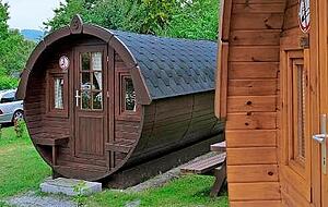 Wer es urig mag, der kann im Holzfass übernachten. Foto: Archiv Wer es urig mag, der kann im Holzfass übernachten. Foto: Archiv