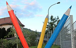 Diese Riesenstifte ragen aus dem Garten der Familie Schmitt hervor. J&uuml;rgen Schmitt schnitzt seine Skulpturen aus Eichenholz.