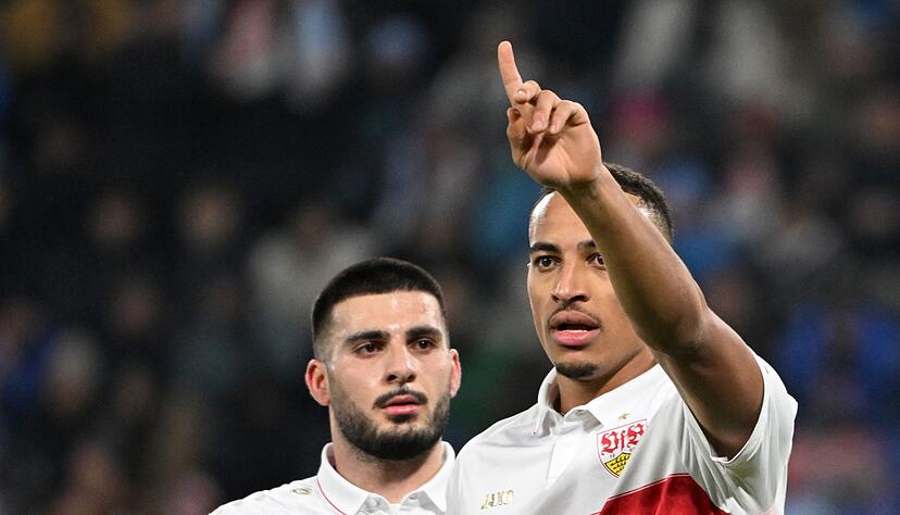 Jamie Leweling (r) und Deniz Undav freuen sich &uuml;ber das Tor zum 2:0.