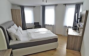 Neue und alte Elemente wechseln sich bei der Einrichtung in den Hotelzimmern ab. Zusätzlich gibt es zwei Ferienwohnungen.