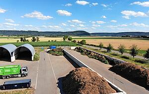 In Michelbach wird der Reisig in der mittleren Box entsorgt, auf der Fläche daneben geschreddert und gesiebt und in zwei Silos gelagert. Rechts ist der Bereich für Grüngut. Foto: privat In Michelbach wird der Reisig in der mittleren Box entsorgt, auf der Fläche daneben geschreddert und gesiebt und in zwei Silos gelagert. Rechts ist der Bereich für Grüngut. Foto: privat
