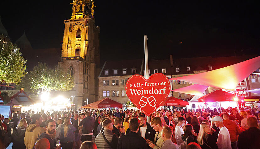 Das 50. Heilbronner Weindorf im Jahr 2022: guter Besuch am Freitagabend. In diesem Jahr werden bis zu 300.000 Besucher erwartet. Foto: Archiv Das 50. Heilbronner Weindorf im Jahr 2022: guter Besuch am Freitagabend. In diesem Jahr werden bis zu 300.000 Besucher erwartet. Foto: Archiv