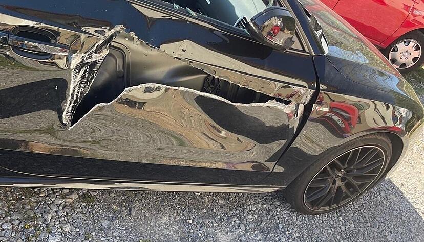 Die Beifahrerseite des Audi ist aufgeschlitzt.