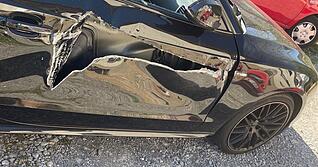 Die Beifahrerseite des Audi ist aufgeschlitzt. Die Beifahrerseite des Audi ist aufgeschlitzt.