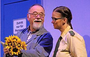 Franz (Gerhard Spr&uuml;gel) ist verliebt, Marlene (Sandra Wei&szlig;) gef&auml;llt das. Foto: