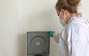 Nicole Rintz hat ihren Arbeitsplatz mit Zentrifuge in der Sporthalle. Nicole Rintz hat ihren Arbeitsplatz mit Zentrifuge in der Sporthalle.