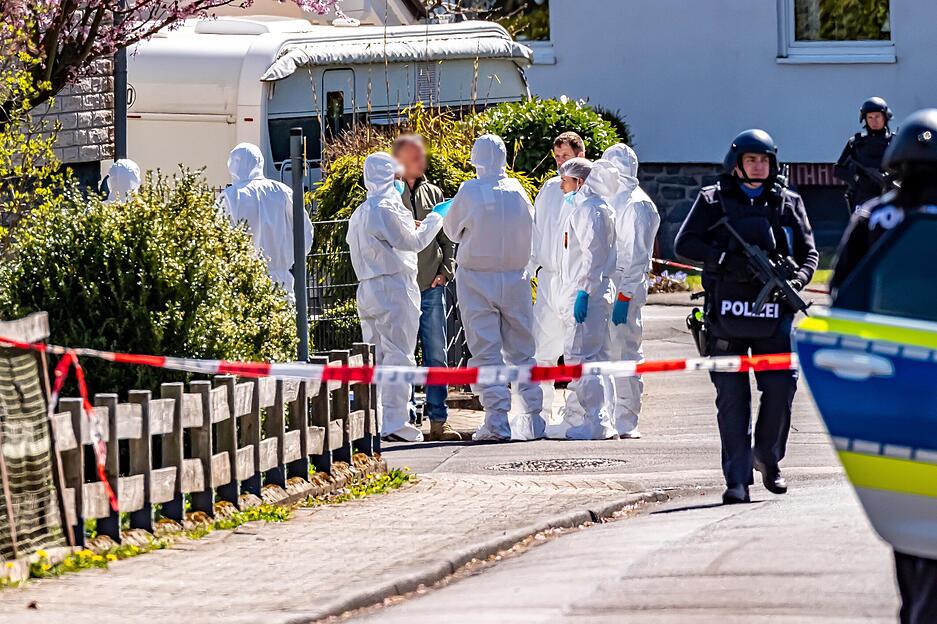 Unter den Opfern sei ein 47 Jahre alter Mann, eine 44 Jahre alte Frau und ein 16-jähriger Jugendlicher, teilte die Polizei mit. Unter den Opfern sei ein 47 Jahre alter Mann, eine 44 Jahre alte Frau und ein 16-jähriger Jugendlicher, teilte die Polizei mit.