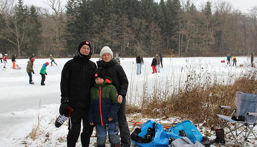 Trio mit Liebe zum Eislaufen: Conrad, Mathilda und Leopold Veyel gehen regelmäßig auf den Neumühlsee in diesen Tagen. Foto: Stefanie Jani Trio mit Liebe zum Eislaufen: Conrad, Mathilda und Leopold Veyel gehen regelmäßig auf den Neumühlsee in diesen Tagen. Foto: Stefanie Jani