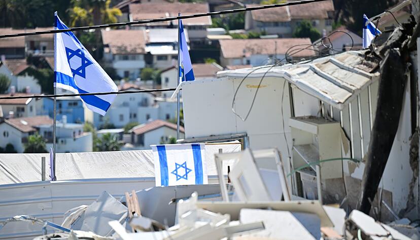 Israelische Fahnen an Ort eines iranischen Raketenangriffs in Beit Schemesch. Israelische Fahnen an Ort eines iranischen Raketenangriffs in Beit Schemesch.
