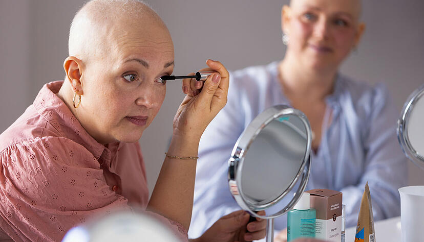 Bei dem Kosmetikseminar lernen die Patientinnen, wie sie sich auch ohne Wimpern und Augenbrauen schminken k&ouml;nnen.