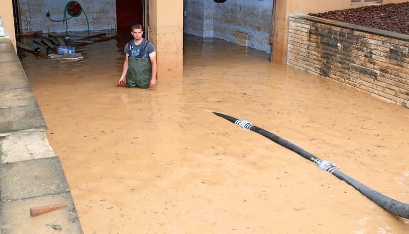 Das Bild vom Samstag zeigt, dass Wasser teilweise h&uuml;fthoch in tieferliegenden Garagen stand. Foto: Franz Theuer