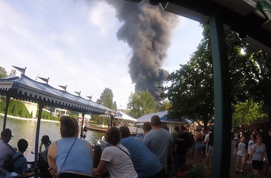 Rauch ist über einem Gebäude im Europa-Park zu sehen. Rauch ist über einem Gebäude im Europa-Park zu sehen.