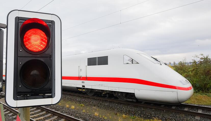 Ampel auf rot: Wegen des angekündigten Warnstreiks der Lokführer werden kaum mehr Züge ab Donnerstagabend in Deutschland fahren. Ampel auf rot: Wegen des angekündigten Warnstreiks der Lokführer werden kaum mehr Züge ab Donnerstagabend in Deutschland fahren.