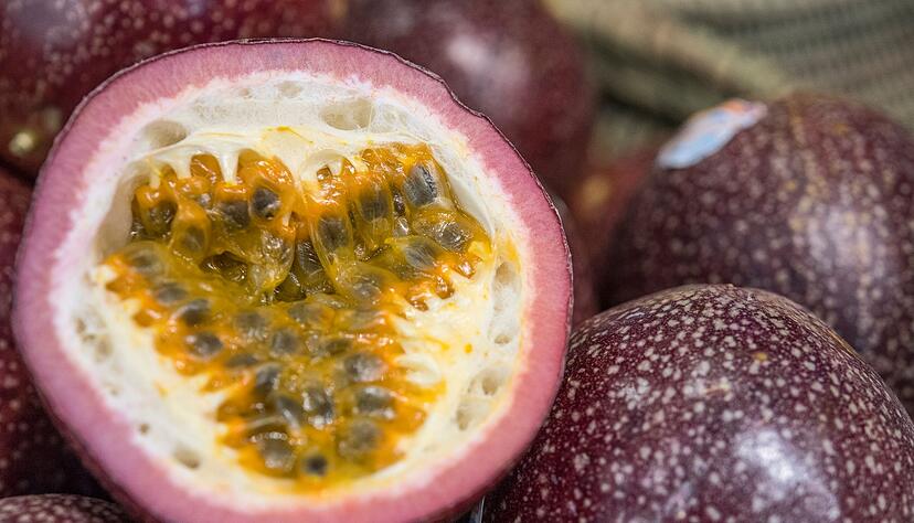 Je nach Reifegrad haben Passionsfrüchte eine grünbraune bis violette Schale. Maracujas sind dagegen gelb.