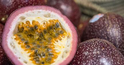 Je nach Reifegrad haben Passionsfr&uuml;chte eine gr&uuml;nbraune bis violette Schale. Maracujas sind dagegen gelb.