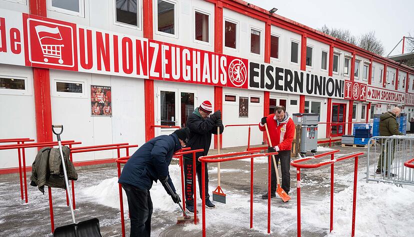 Freiwillige Fans des 1. FC Union befreien Wege und Parkpl&auml;tze am und im Stadion An der Alten F&ouml;rsterei von Schnee.