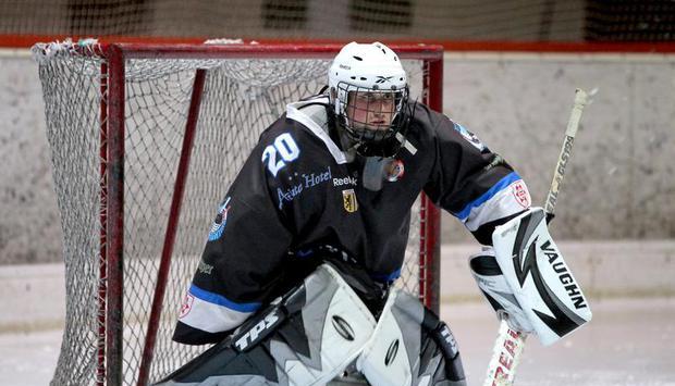 Sascha Merath hält die Pucks ohne Fanghand. Foto: Karl-Josef Hildenbrand Sascha Merath hält die Pucks ohne Fanghand. Foto: Karl-Josef Hildenbrand