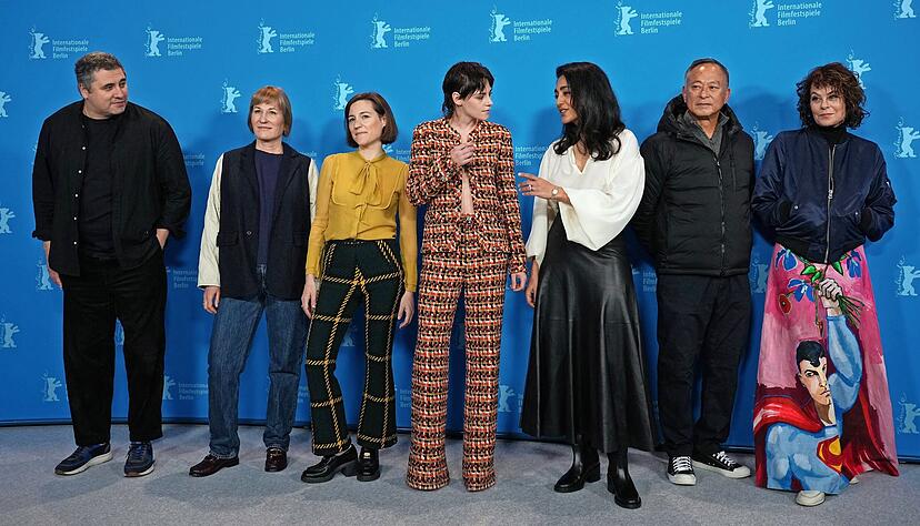 Die Jury: (von links) Radu Jude, Valeska Griesebach, Carla Simon, Jurypr&auml;sidentin Kristen Stewart, Golshifteh Farahani, Johnny To und Francine Maisler.
Foto: dpa