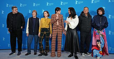 Die Jury: (von links) Radu Jude, Valeska Griesebach, Carla Simon, Jurypr&auml;sidentin Kristen Stewart, Golshifteh Farahani, Johnny To und Francine Maisler.
Foto: dpa