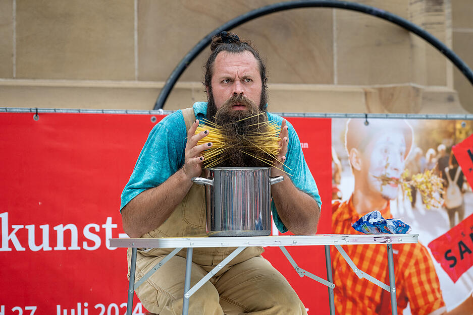 Viele Lacher erntete Guillermo Leon beim Straßenkunstfestival in der Heilbronner Innenstadt.