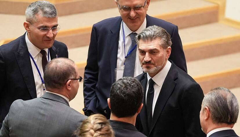 In Georgien ist mit dem Ex-Fußballer Michail Kawelaschwili der Kandidat der Regierungspartei Georgischer Traum zum neuen Präsidenten gewählt worden. In Georgien ist mit dem Ex-Fußballer Michail Kawelaschwili der Kandidat der Regierungspartei Georgischer Traum zum neuen Präsidenten gewählt worden.