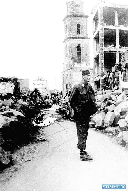 US-Captain Conley in der zerbombten Innenstadt; beim Luftangriff am 4. Dezember 1944 war Heilbronn in Schutt und Asche gelegt worden. US-Captain Conley in der zerbombten Innenstadt; beim Luftangriff am 4. Dezember 1944 war Heilbronn in Schutt und Asche gelegt worden.