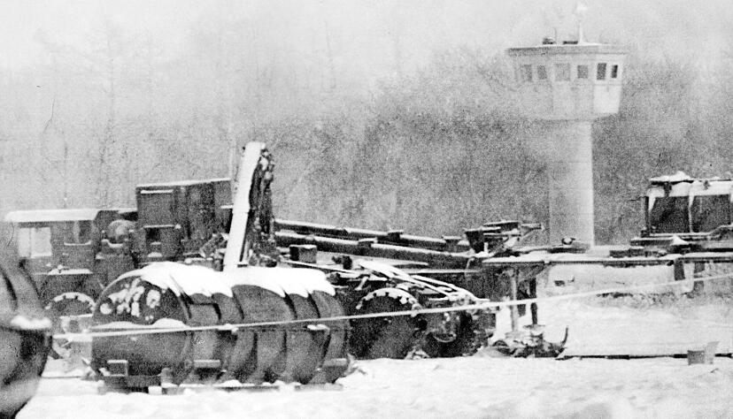 Fotografieren war damals verboten. Das historische Bilddokument zeigt Trümmer des Pershing-Unglücks von 1985. Der Wachturm wurde wie die anderen Festungsanlagen in den 1990er Jahren abgerissen − bis auf einen Hangar.
Foto: Archiv/Norbert Försterling Fotografieren war damals verboten. Das historische Bilddokument zeigt Trümmer des Pershing-Unglücks von 1985. Der Wachturm wurde wie die anderen Festungsanlagen in den 1990er Jahren abgerissen − bis auf einen Hangar.
Foto: Archiv/Norbert Försterling