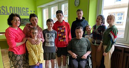 Diese Frauen, Männer und Kinder sind in einem Jugendgästehaus der Caritas in Heilbronn untergekommen. Die Erwachsenen suchen bereits nach eigenen Wohnungen und Arbeitsplätze, manche sind bereits fündig geworden.
Foto: Adrian Hoffmann