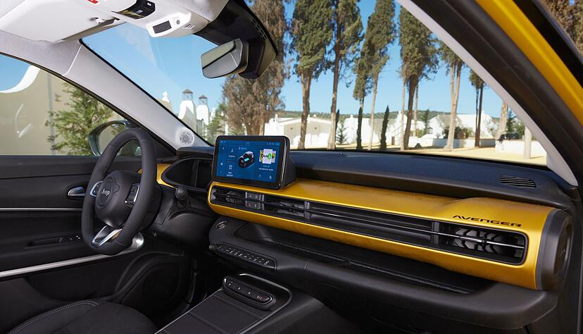 Das robuste und moderne Ambiente mit einem großen Touchscreen und zahlreichen Ablagen überzeugt vor allem im Alltag. Das robuste und moderne Ambiente mit einem großen Touchscreen und zahlreichen Ablagen überzeugt vor allem im Alltag.